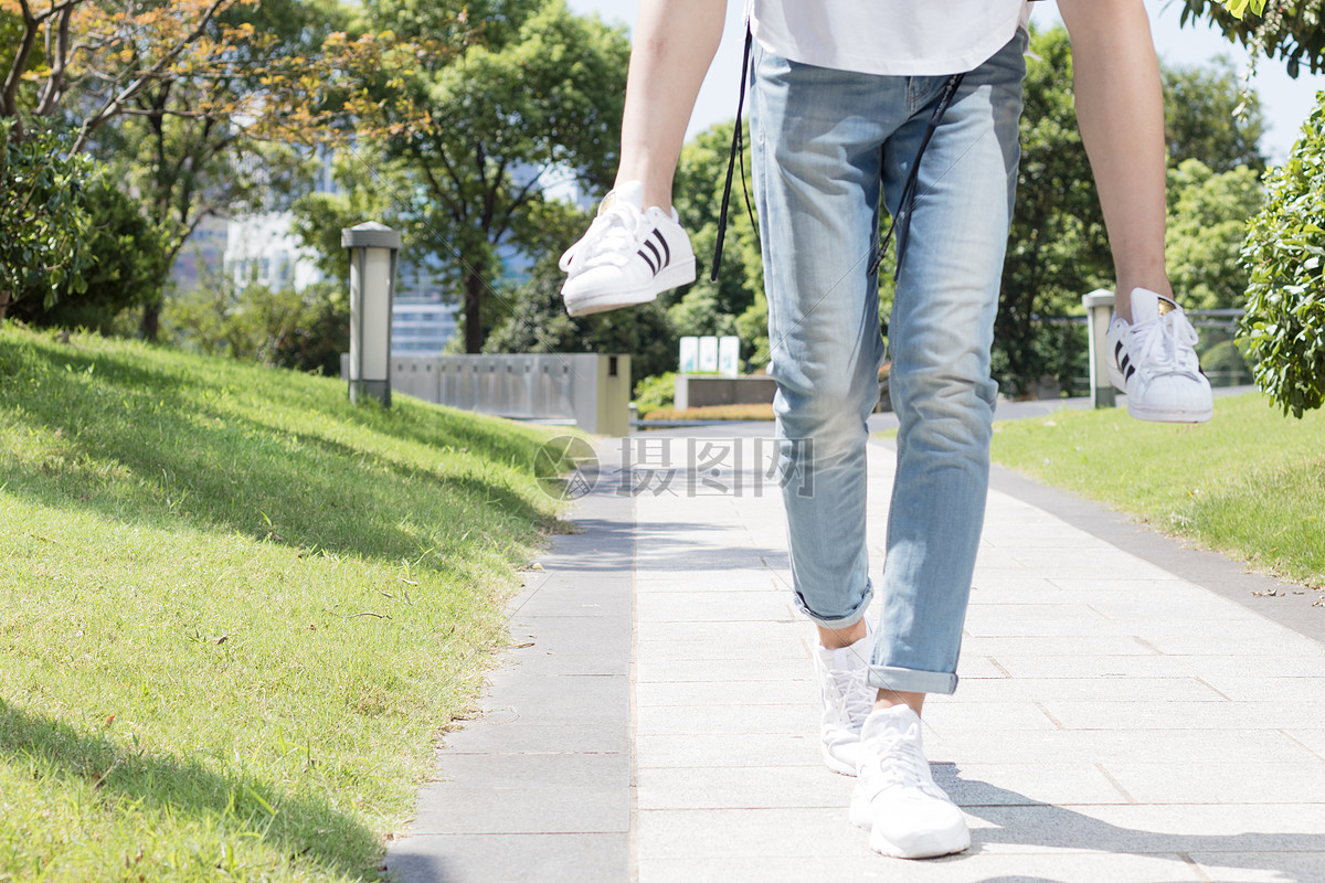 男生背着女生一起游玩旅行