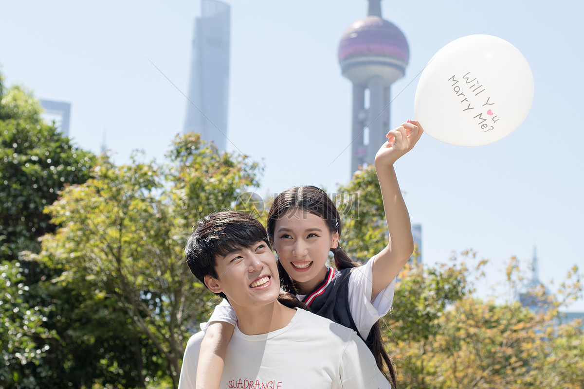 男生背着女生一起游玩旅行