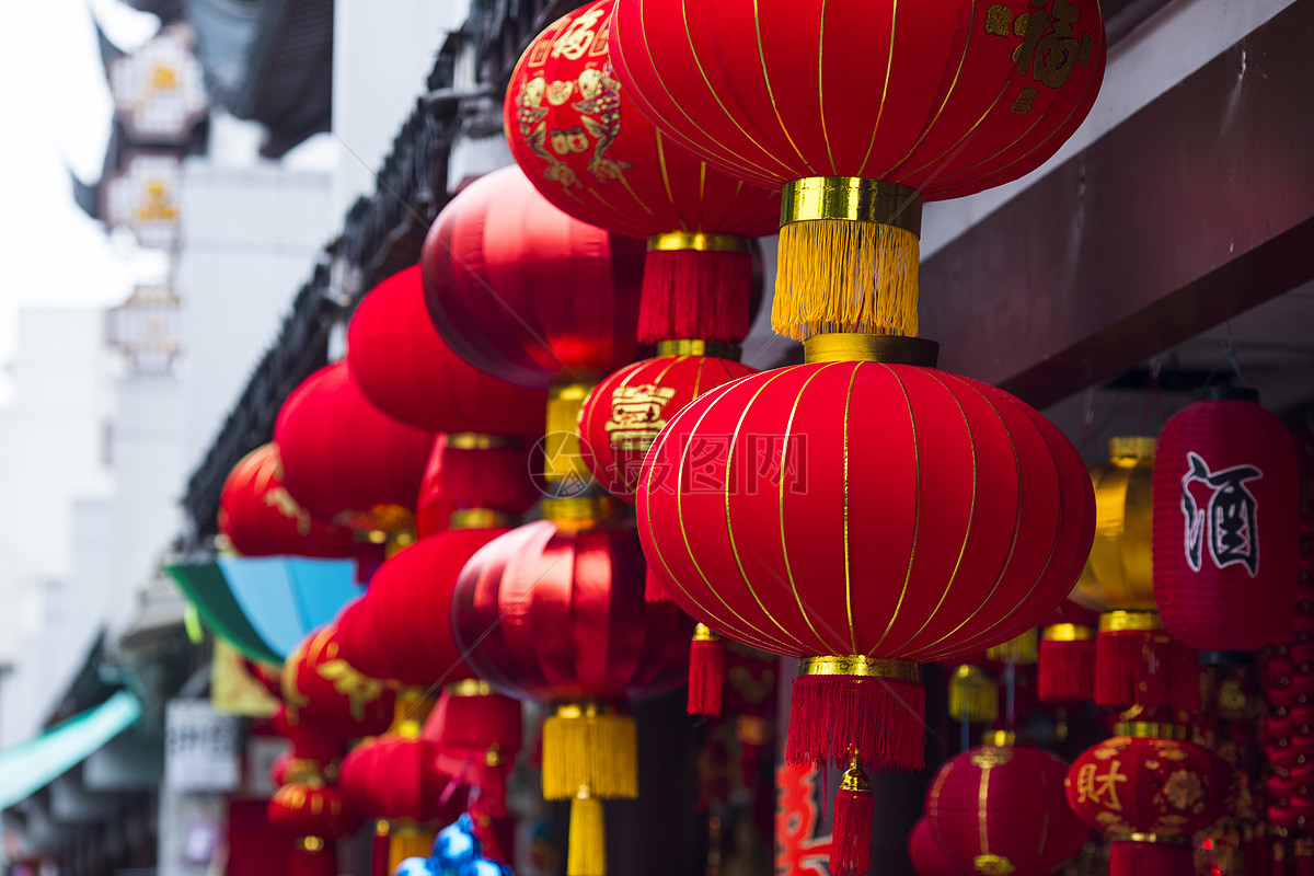 春节过年挂着红灯笼中国红中国文化