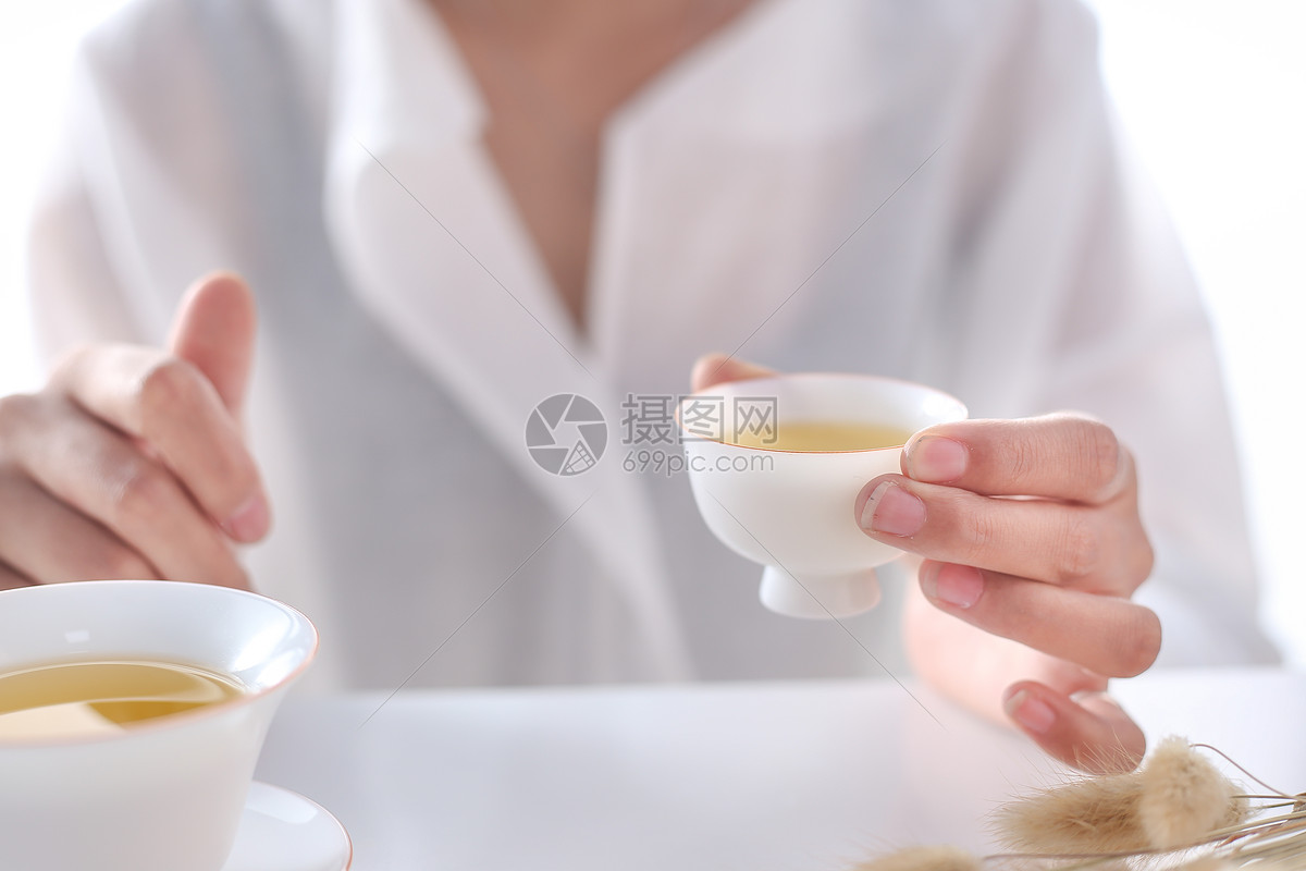 模特手持泡茶倒茶品茶茶道