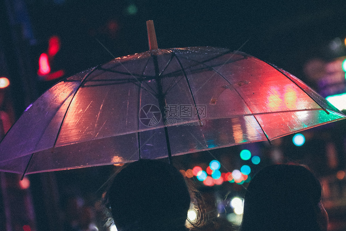 夜晚雨天撑伞的人