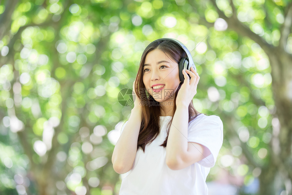 头戴耳机听音乐的少女