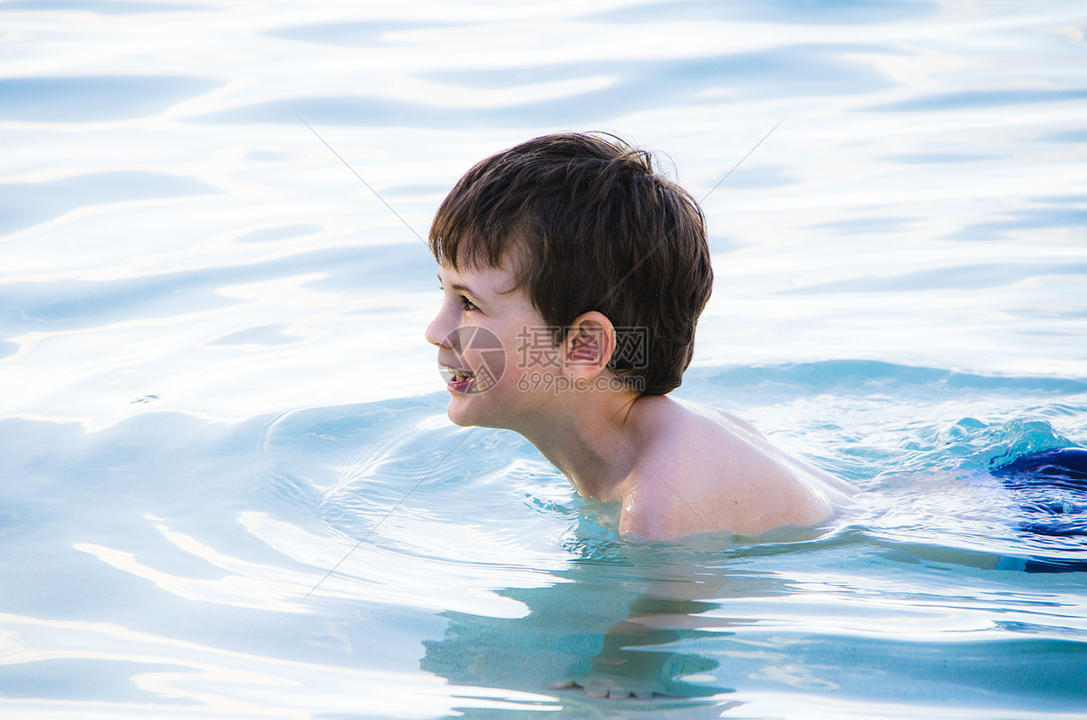 在游泳的小男孩