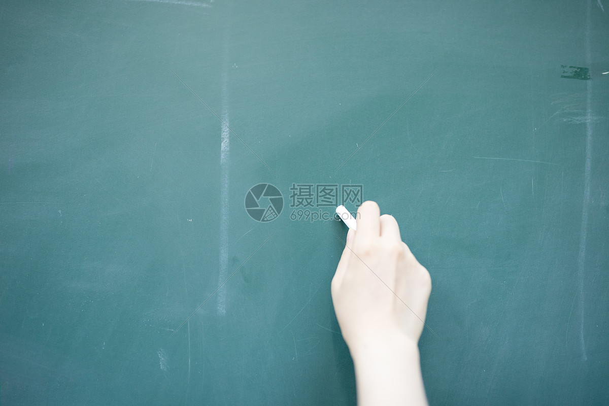 拿着粉笔写字特写