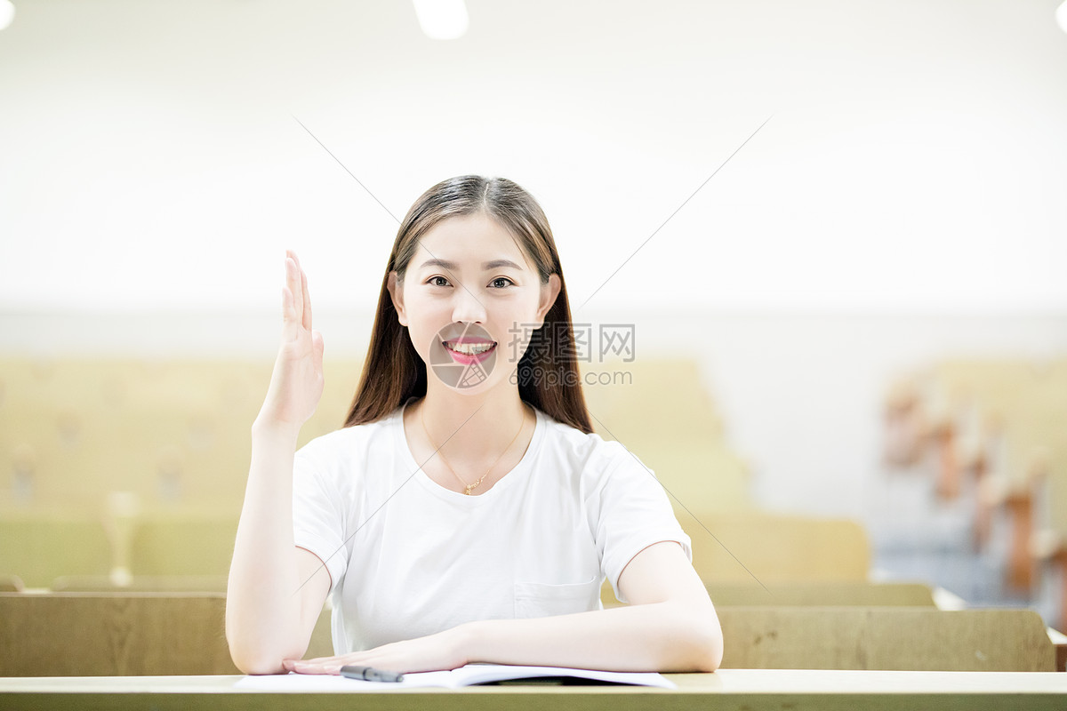 课堂上举手发言的女同学