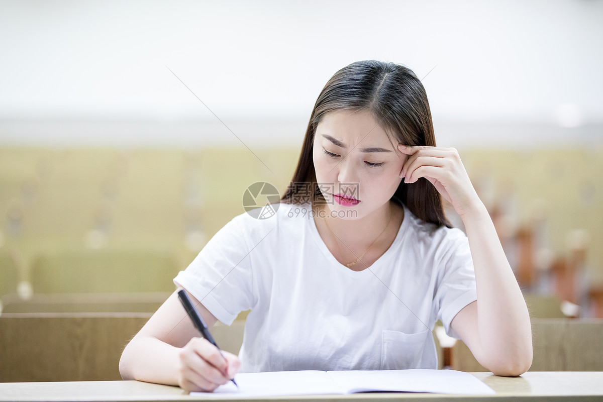 在教室里自习思考的女同学