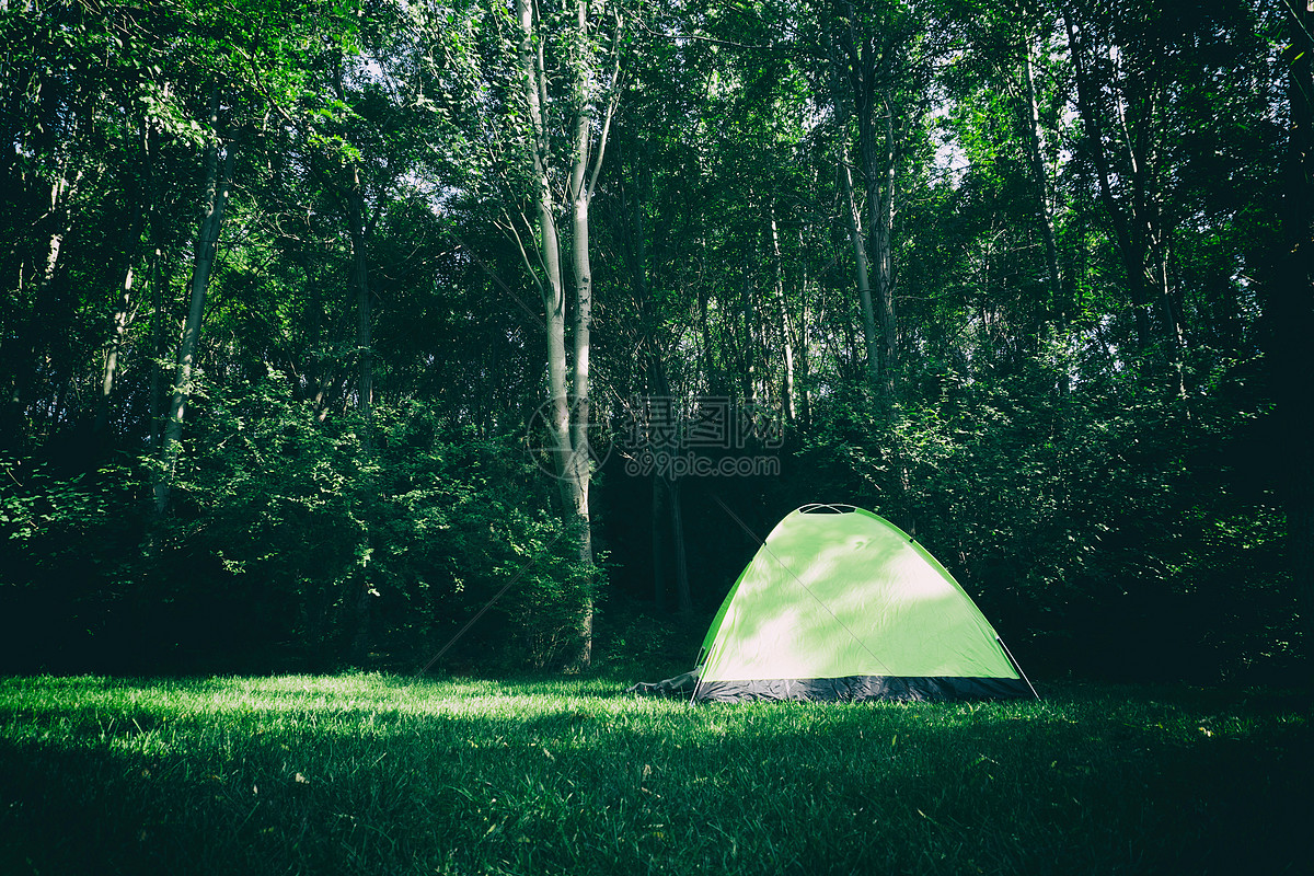 树林中野营的帐篷高清图片下载-正版图片500797590-摄图网