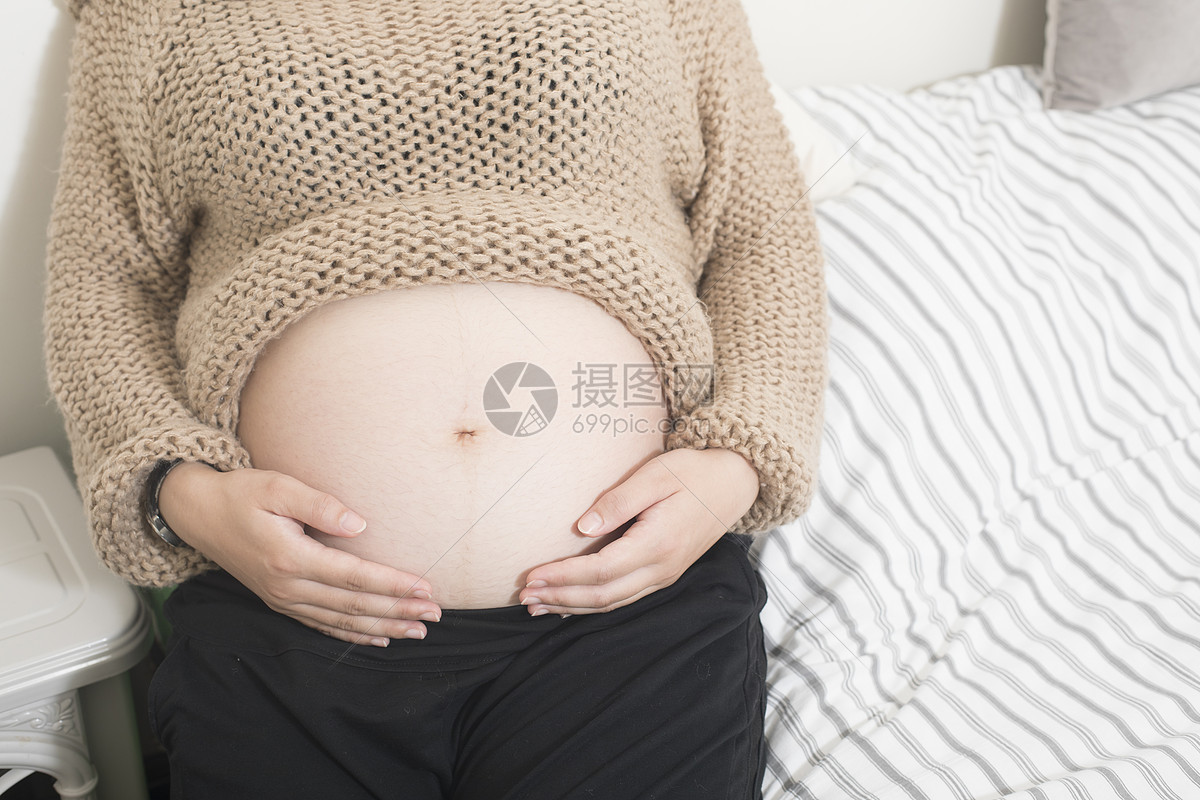 三胞胎孕妇临产大肚照-图库-五毛网
