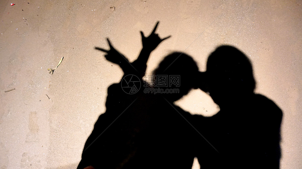 照片 人物情感 沙滩上两个女孩儿的影子.