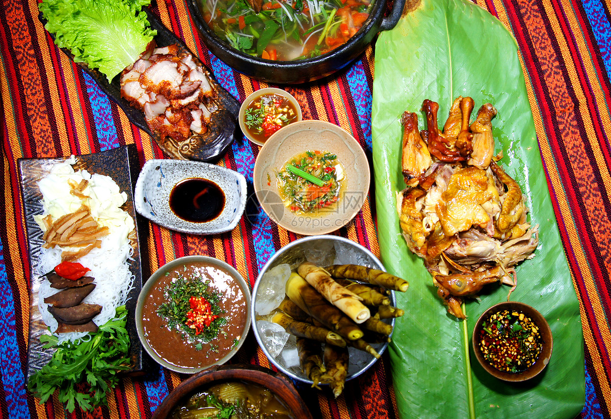 品尝酸酸辣辣的傣族美食 感受少数民族的风情