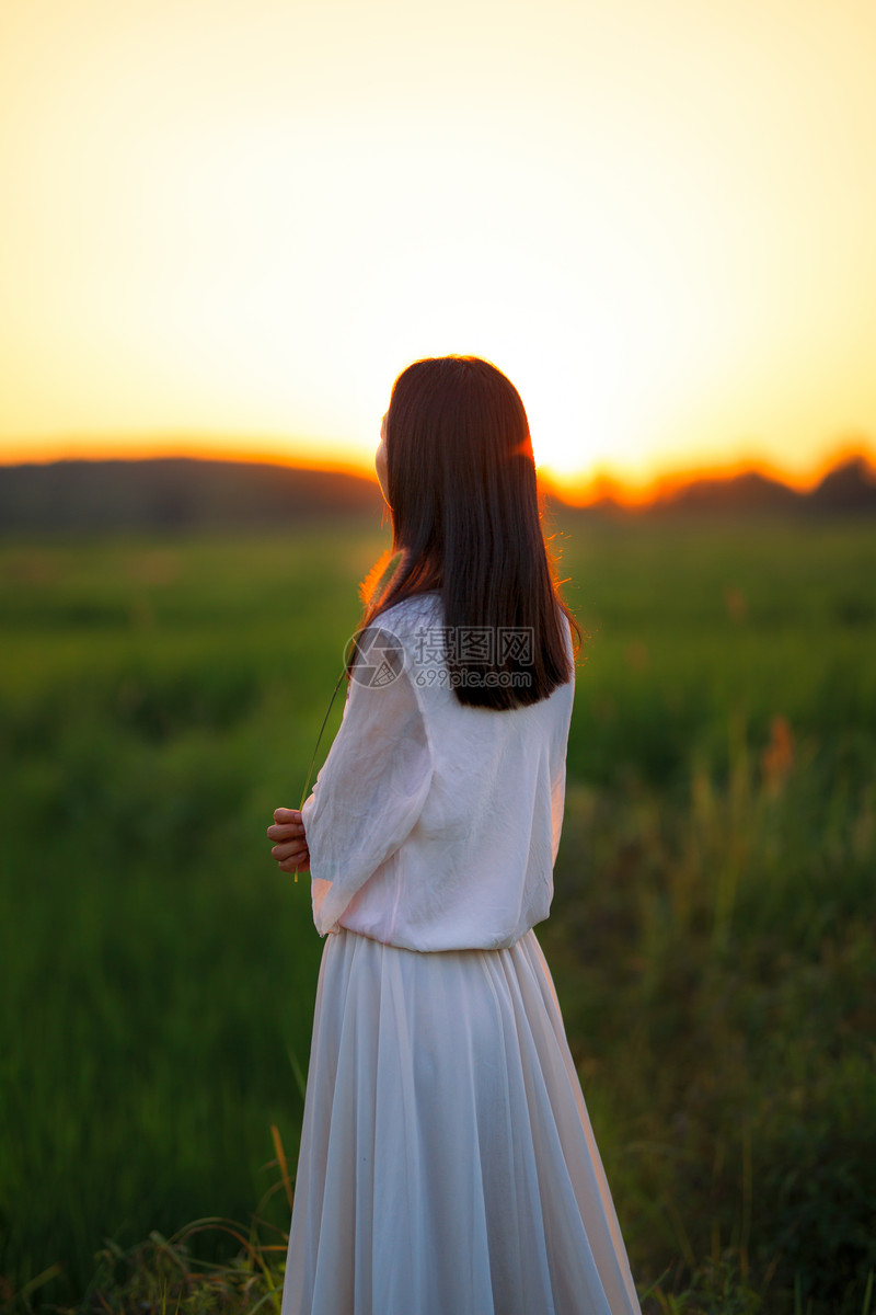 照片 人物情感 人物背影 夕阳下的女性背影.