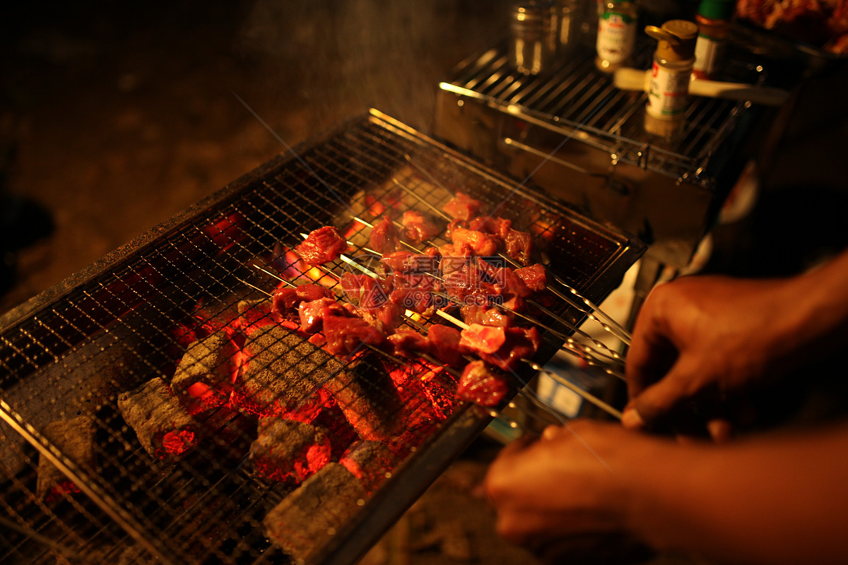 朋友们在烧烤宴会上祝酒，而男人正在做饭。照片摄影图片_ID:424389386-Veer图库