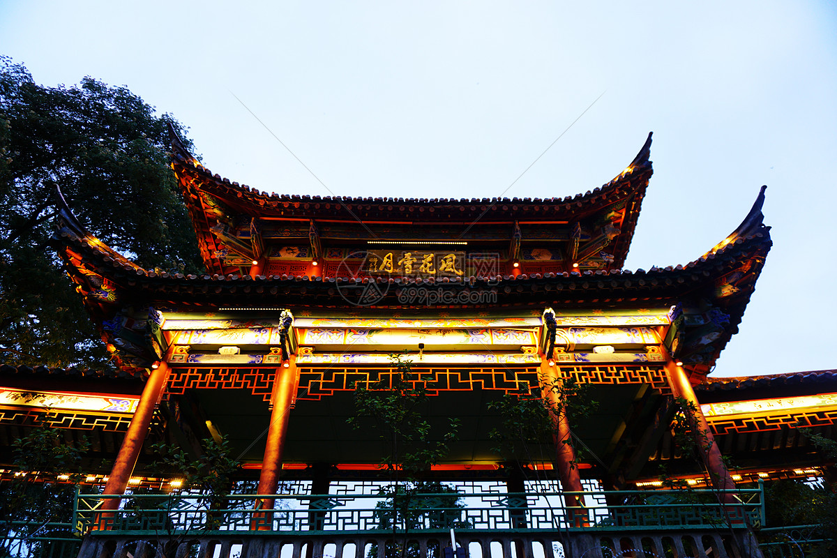 云南大理下关洱海上的建筑