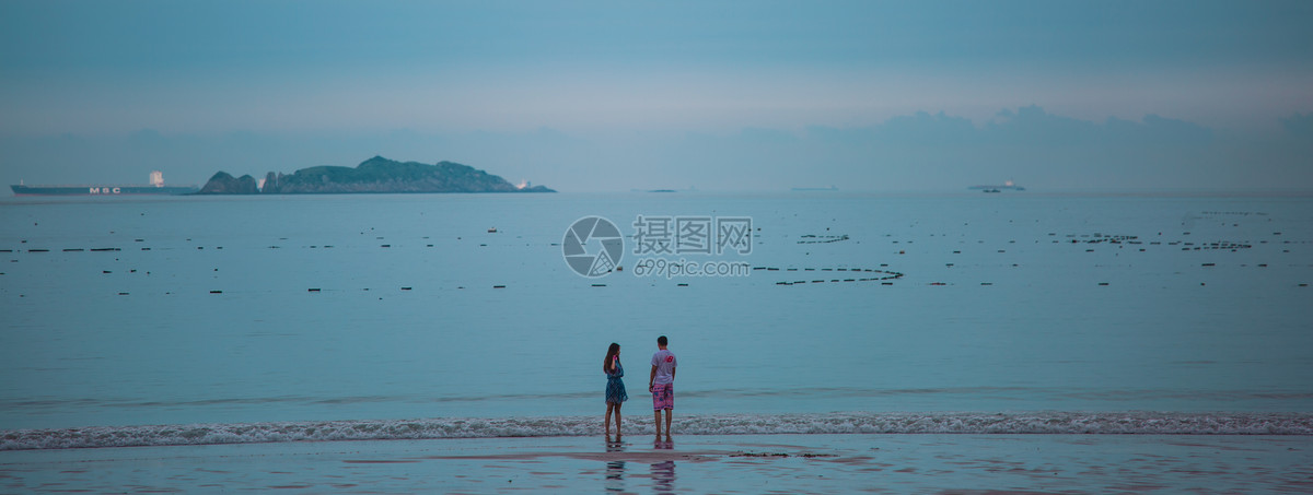 海边手牵手情侣