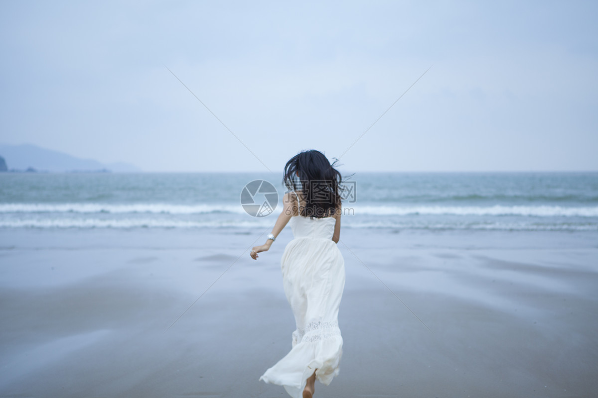 看大海的小女孩背影下午女孩背影沙滩看大海摄影图配图高清摄影大图-千库网