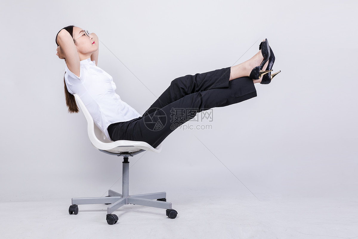 职业女性坐椅子上休息棚拍