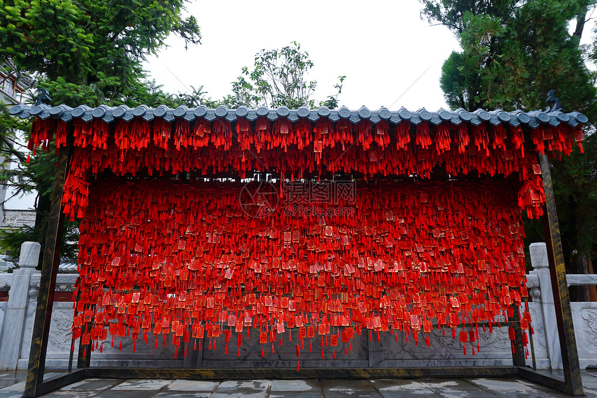 寺庙里的红色祈福墙