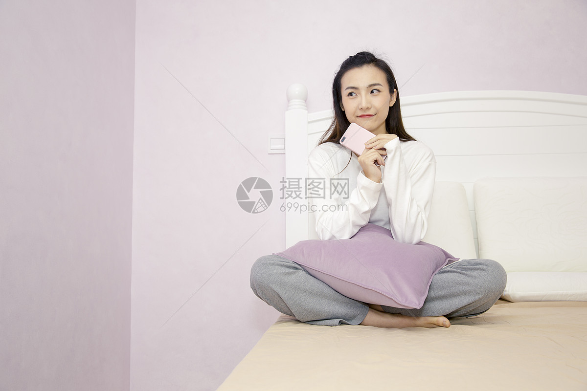年轻女性在卧室休息图片