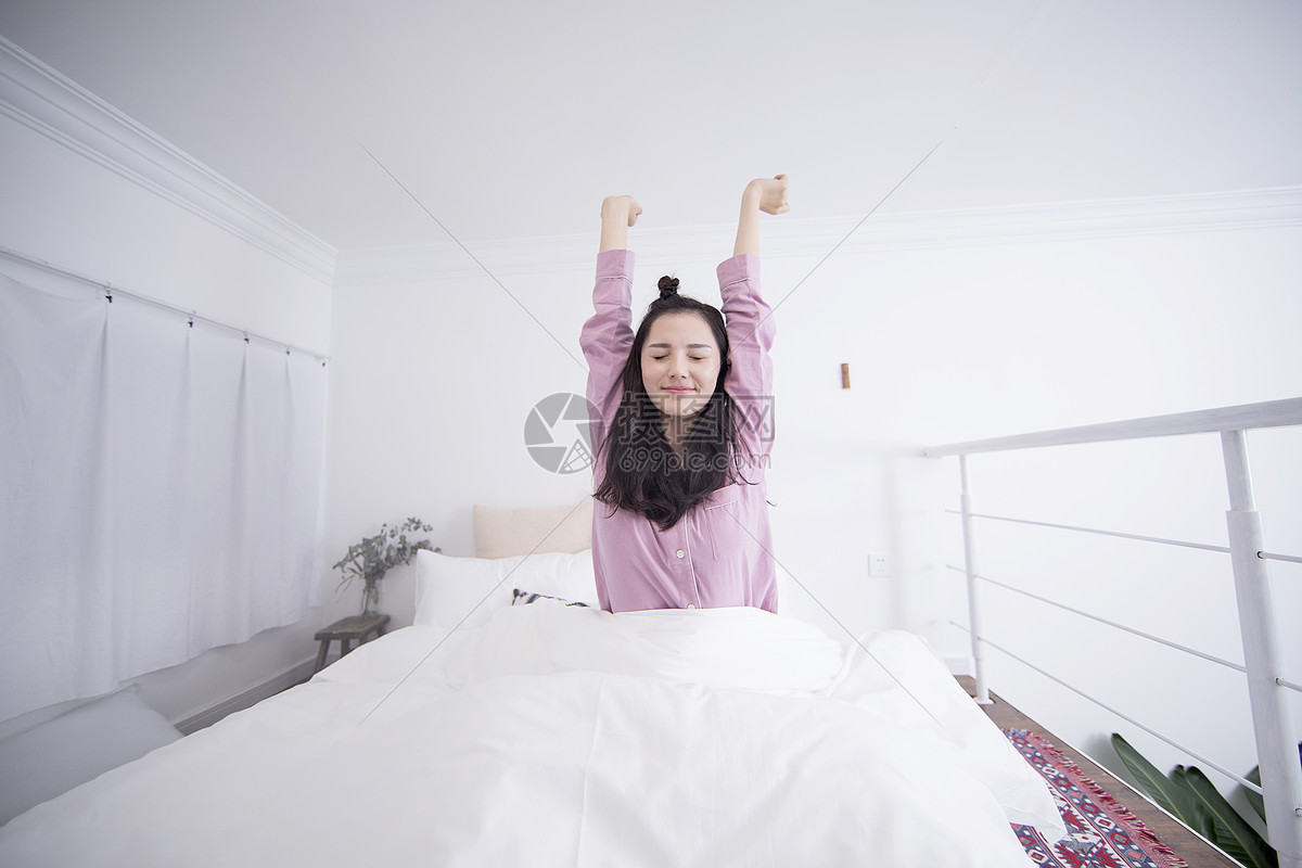 图片 照片 人物情感 居家生活早上睡醒起床.