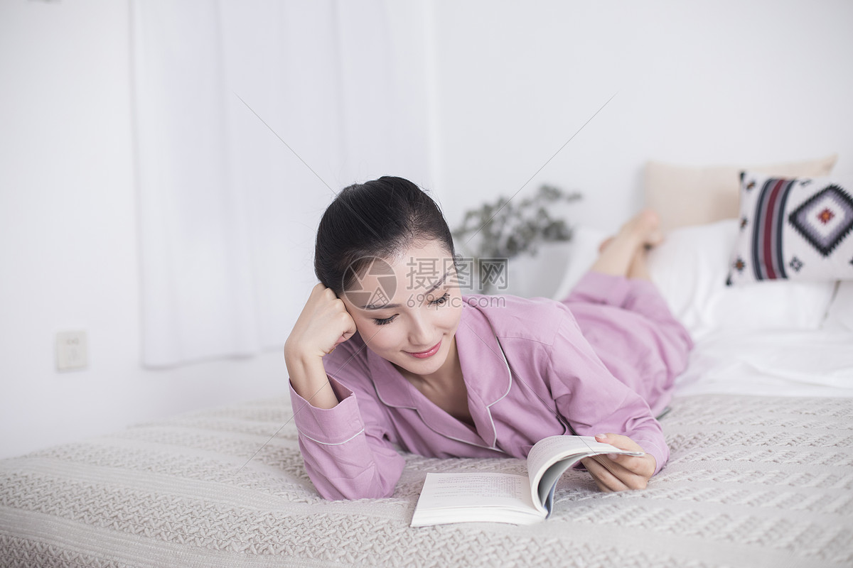 女主人在家里休息看书