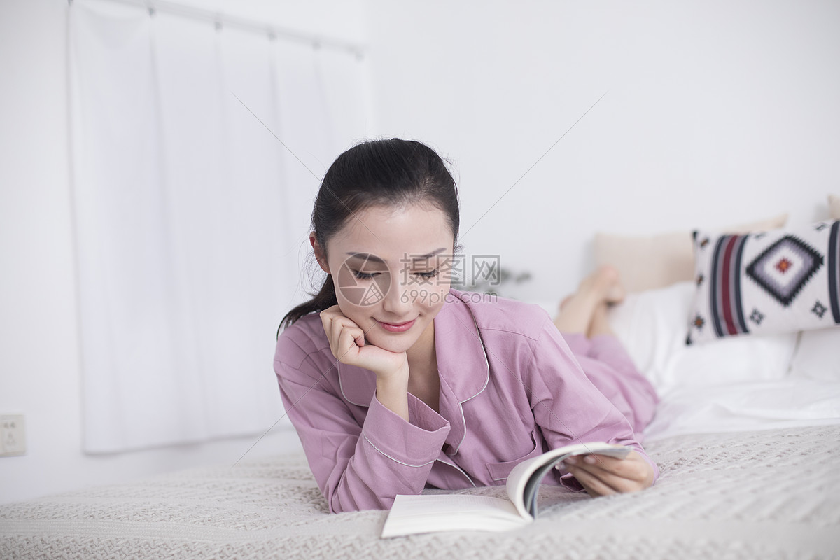 女主人在家里休息看书