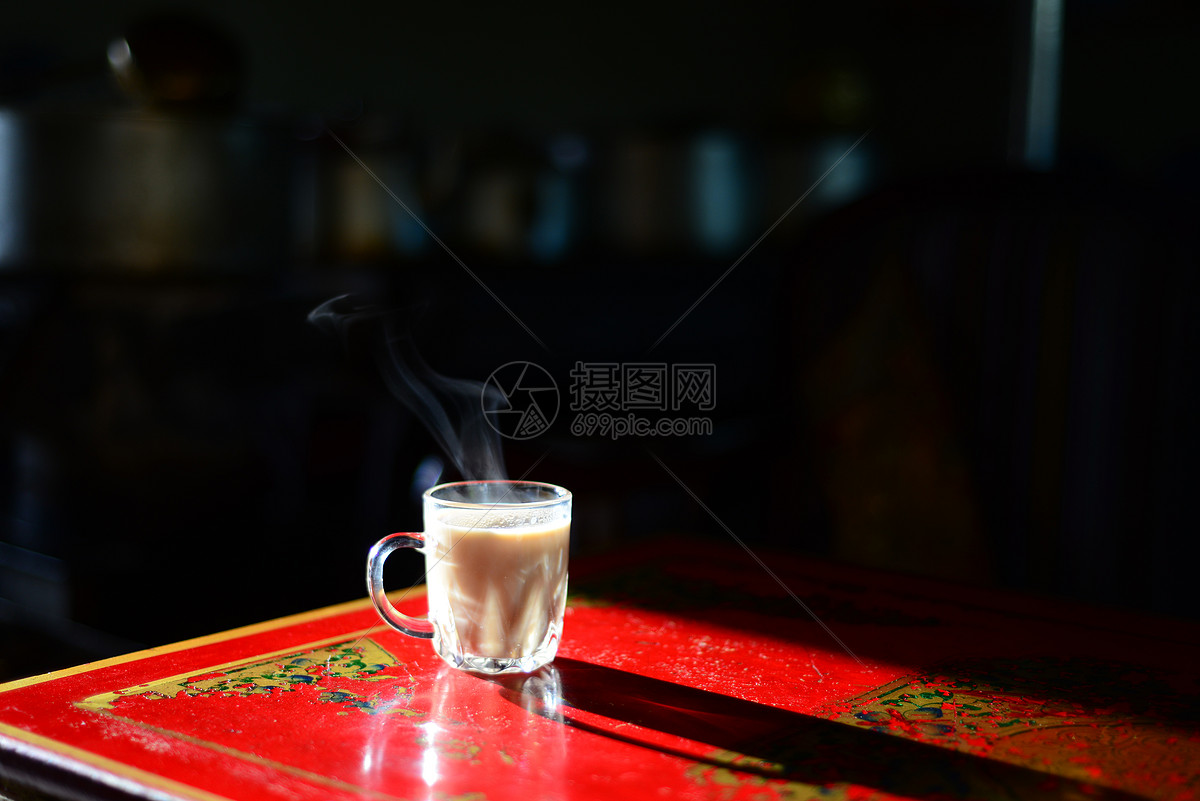 西藏茶馆里一杯热气腾腾的奶茶