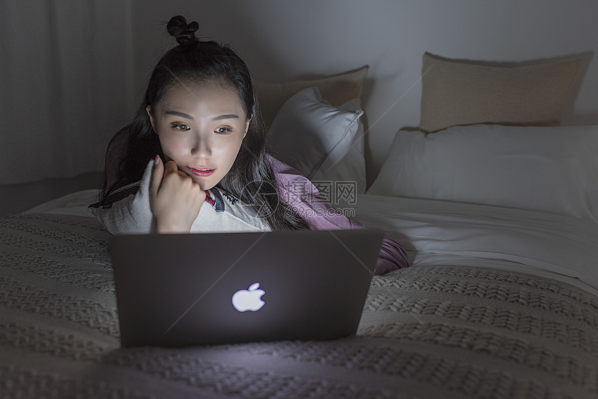 女子熬夜使用电脑