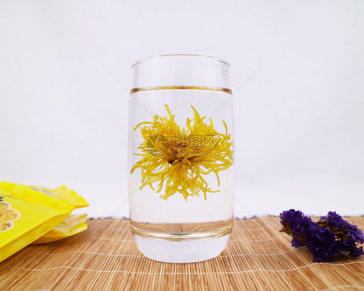 温水冲泡的金丝皇菊花茶