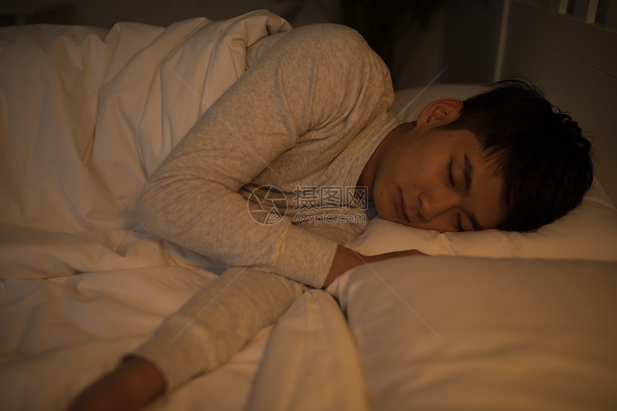 熟睡睡觉的年轻男子高清图片下载-正版图片500701261