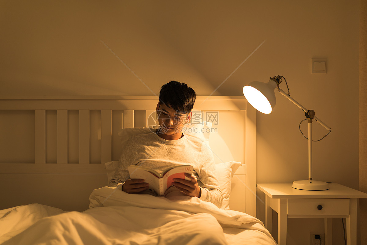 qq空间 新浪微博  花瓣 举报 标签: 年轻人床上晚上男性看书睡前阅读