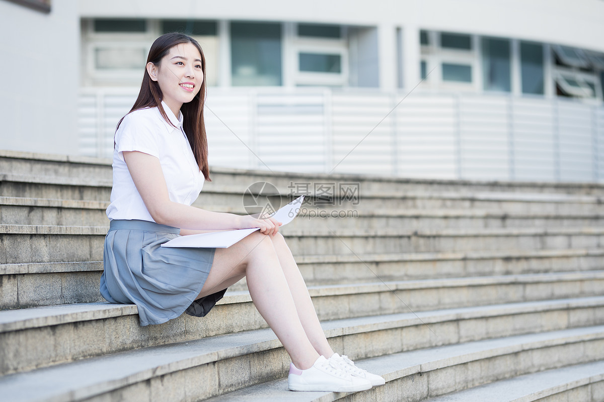 照片 人物情感 坐在校园台阶上的大学生.