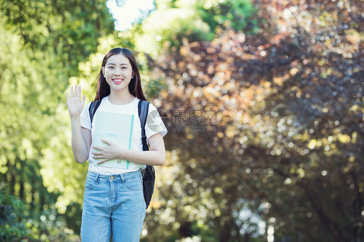 校园里背着书包抱着书的同学图片