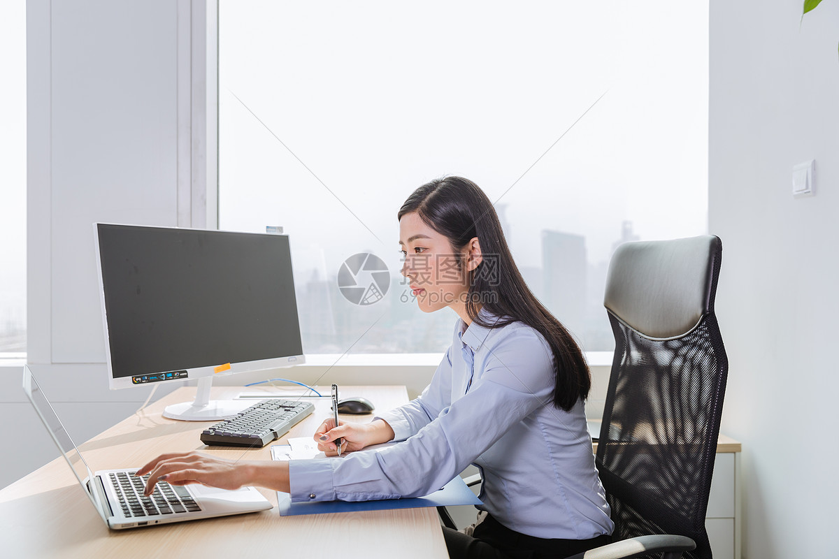 商务女士办公室工作