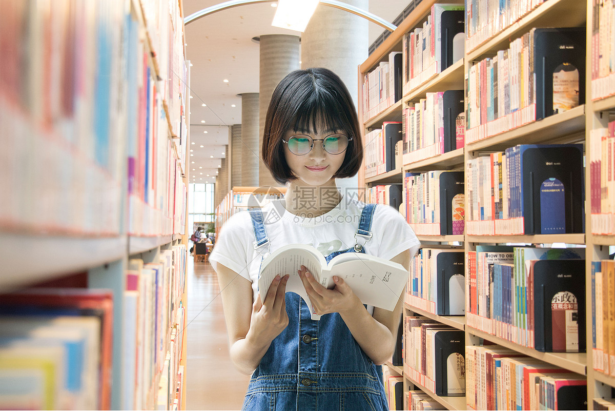 图书馆读书的女孩子