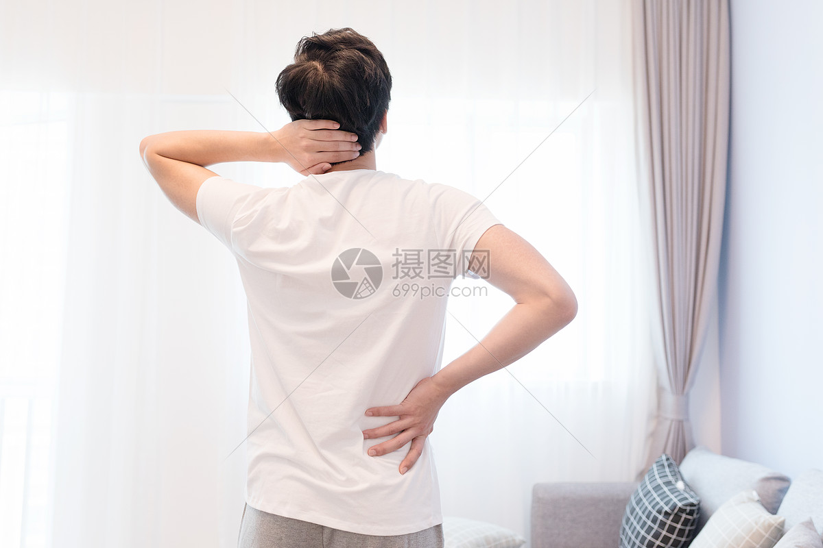 腰酸背痛的男生jpg