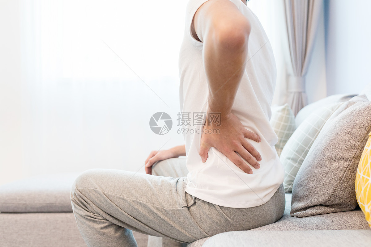 身体疼痛概念:男人抱着他的叶子膝盖那感觉疼痛。摄影棚用白色孤立拍摄照片摄影图片_ID:423021698-Veer图库
