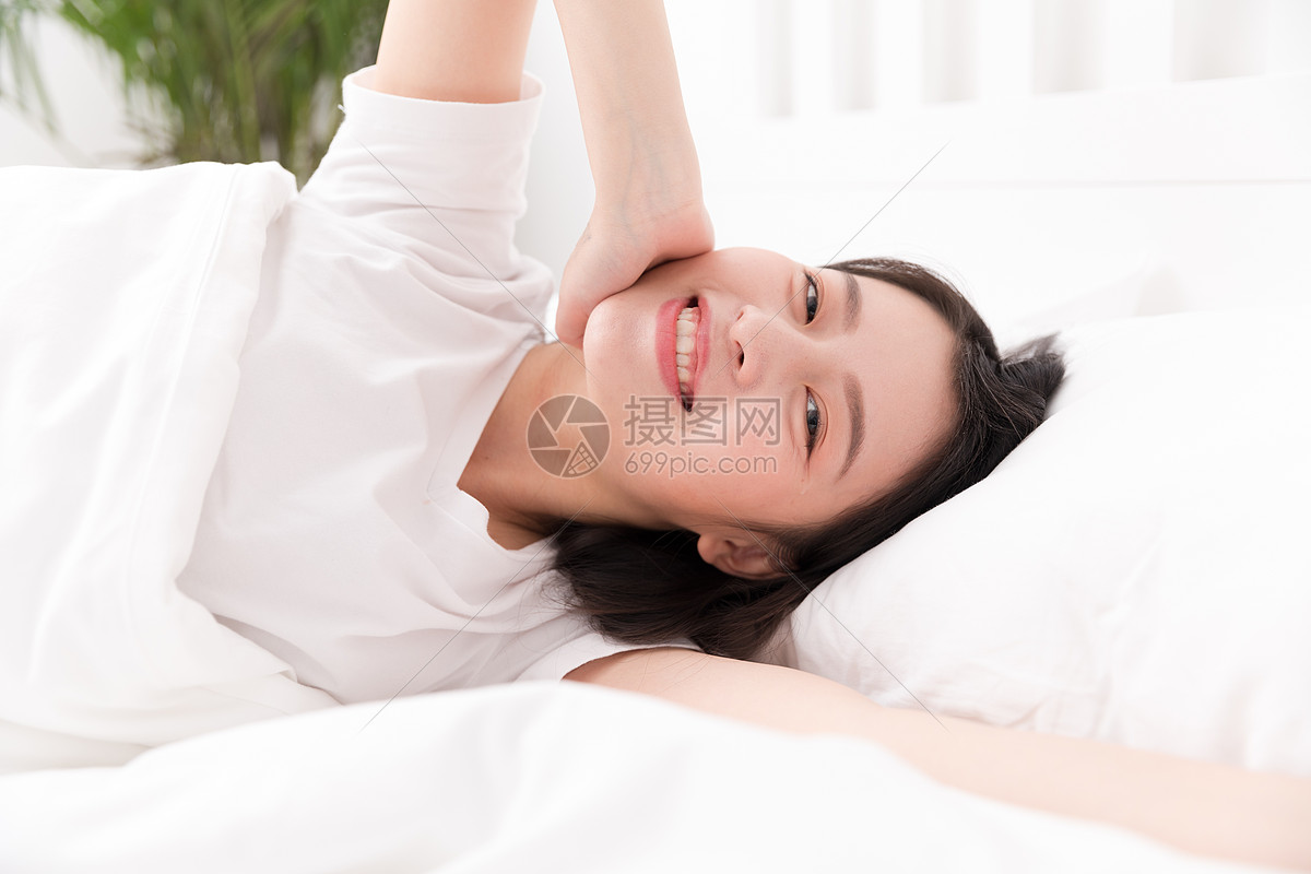 睡觉醒来的年轻女性