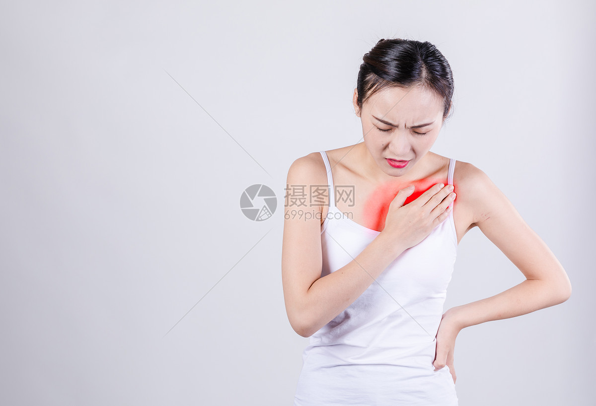 胸口疼的女性