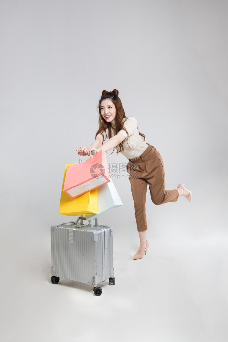 推行李箱购物的时尚女性