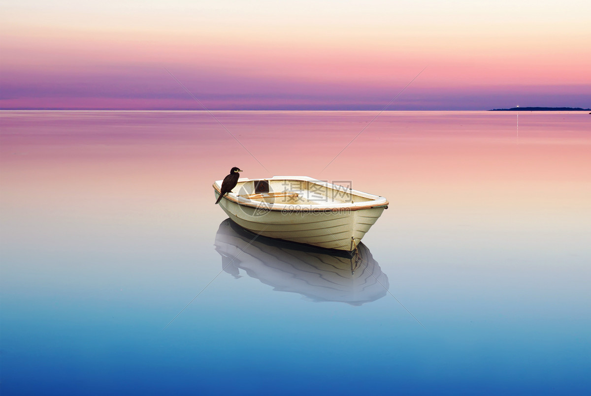 平静湖泊上的小船图片素材-正版创意图片500733121-摄