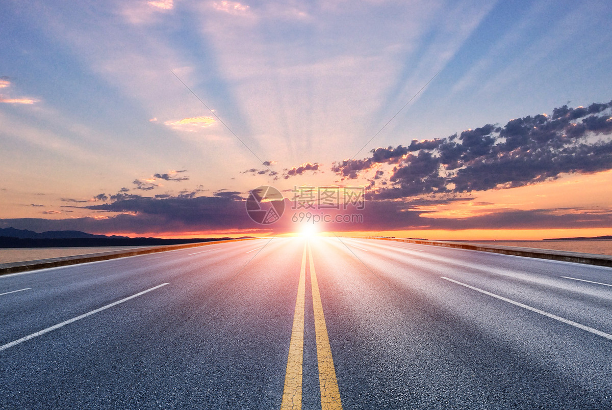 天空公路-阳光照射下的清澈的蓝天白云和高速公路 - 素材公社 tooopen.com