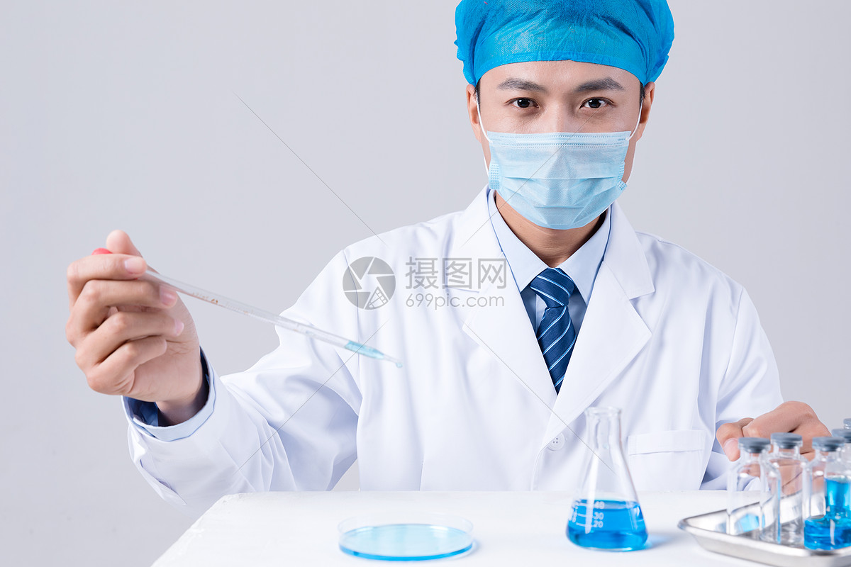 照片 人物情感 科学家穿白大褂做实验研究.