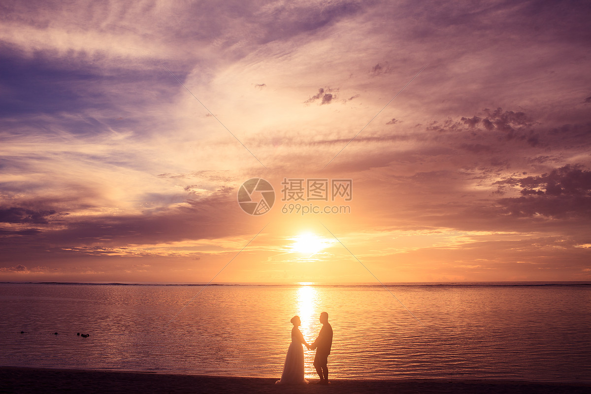 夕阳晚霞下的情侣