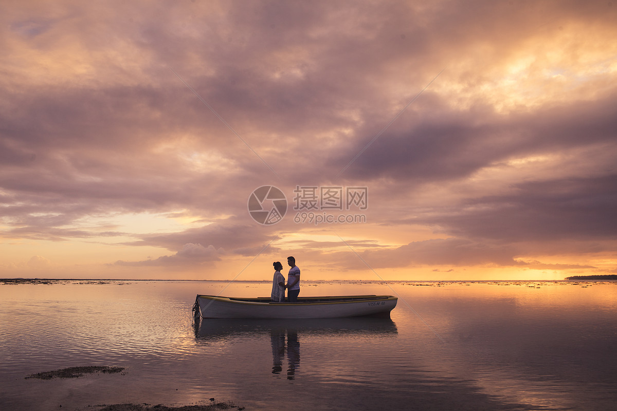 夕阳晚霞下的情侣