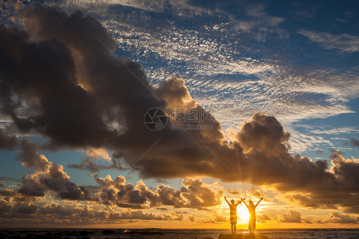 唯美图片 人物情感 夕阳晚霞下的情侣jpg  分享: qq好友 微信朋友圈