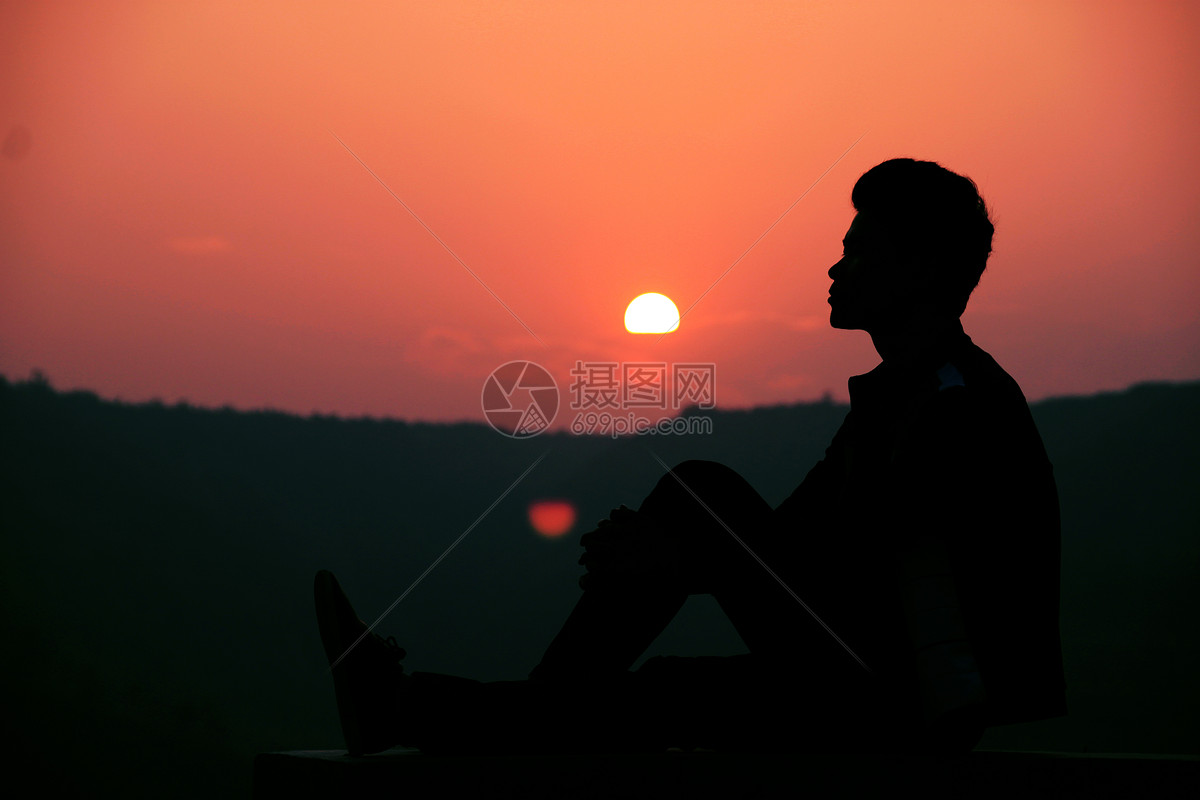 落日下的男性侧面剪影