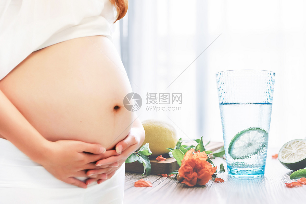 手捧食物蔬菜沙拉孕妇怀孕的女人孕妇写真图片下载 - 觅知网