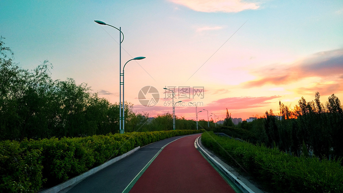 夕阳下的小路