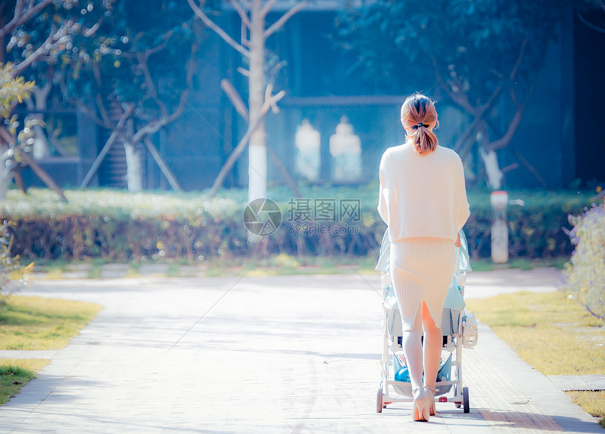 亚洲快乐的老年妇女病人坐在轮椅在绿色公园。护理护士推带老年女性残障人士到养老院进行物理治疗和护理活动。照片摄影图片_ID:412742373 ...