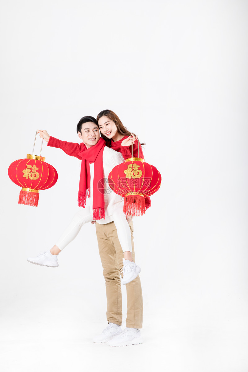 新年情侣手拿红灯笼庆祝喜庆